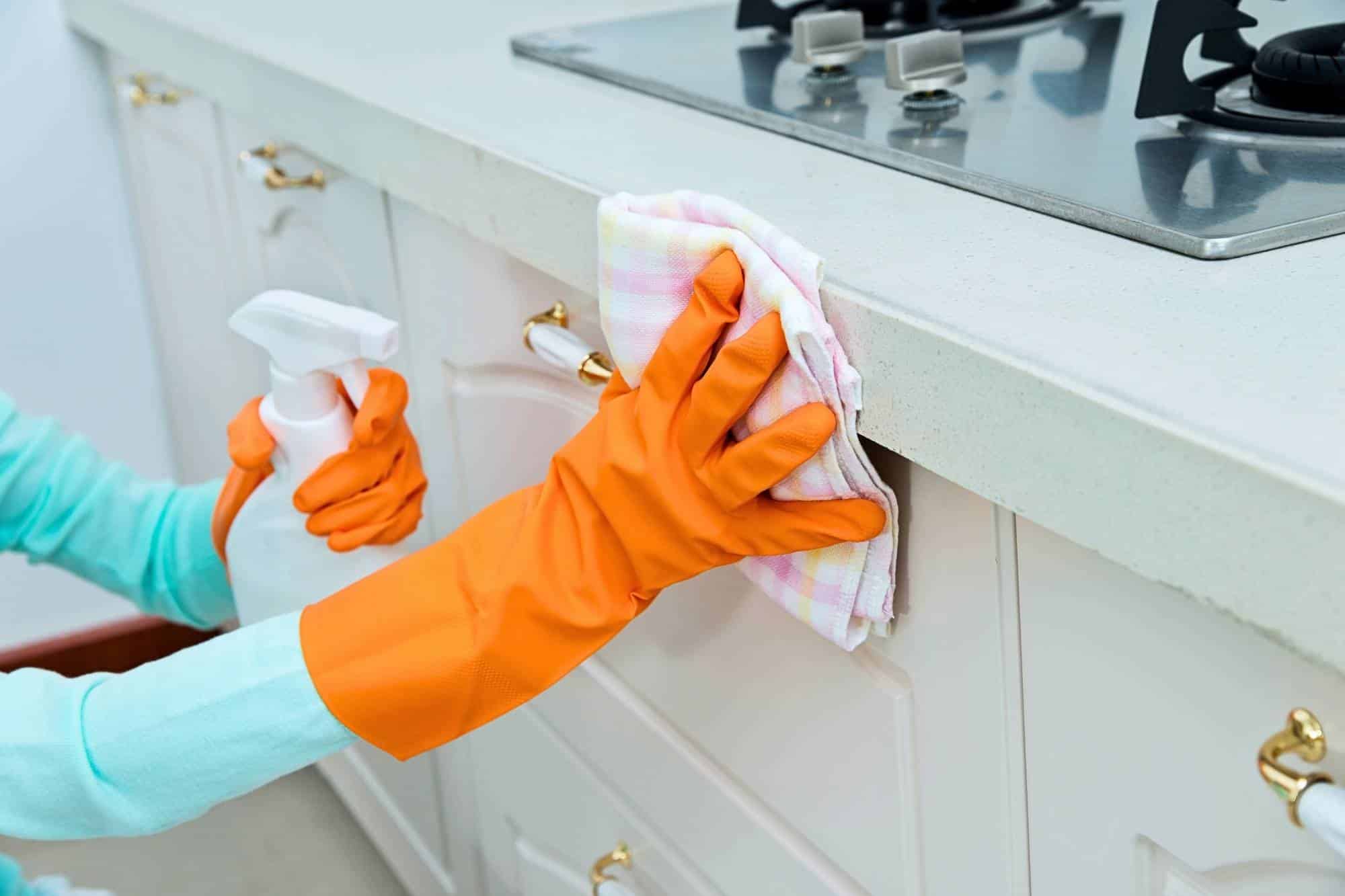 deep-cleaning-kitchen-cabinets-sicleaning.